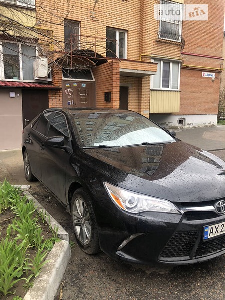 Toyota Camry 2016  випуску Полтава з двигуном 2.5 л бензин седан автомат за 13700 долл. 