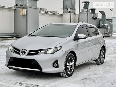 Toyota Auris 2013  випуску Київ з двигуном 1.3 л бензин хэтчбек механіка за 8300 долл. 