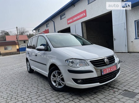 Volkswagen Touran 2010  випуску Тернопіль з двигуном 1.9 л дизель мінівен механіка за 6999 долл. 