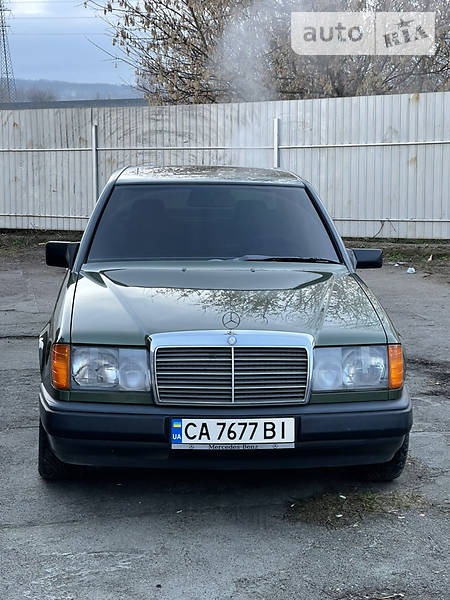 Mercedes-Benz E 230 1986  випуску Черкаси з двигуном 2.3 л  седан механіка за 3500 долл. 