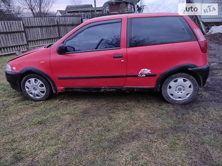 Fiat Punto 1999  випуску Черкаси з двигуном 1.2 л бензин хэтчбек механіка за 1000 долл. 