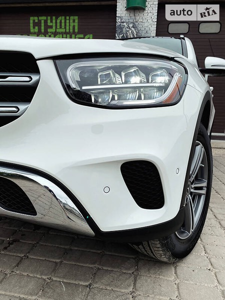 Mercedes-Benz GLC 300 2020  випуску Луцьк з двигуном 2 л бензин позашляховик автомат за 45500 долл. 
