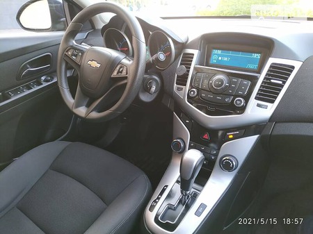 Chevrolet Cruze 2015  випуску Хмельницький з двигуном 1.4 л бензин седан автомат за 8700 долл. 