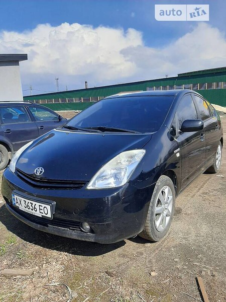 Toyota Prius 2005  випуску Луцьк з двигуном 1.5 л гібрид ліфтбек автомат за 5800 долл. 