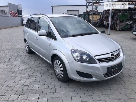 Opel Zafira Tourer 2010  випуску Ужгород з двигуном 1.9 л дизель мінівен механіка за 4950 долл. 