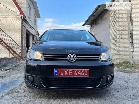 Volkswagen Touran 2013  випуску Луцьк з двигуном 2 л дизель мінівен автомат за 11950 долл. 