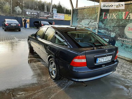 Opel Vectra 1998  випуску Ужгород з двигуном 1.8 л  хэтчбек механіка за 1000 долл. 