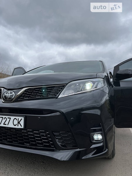 Toyota Sienna 2018  випуску Київ з двигуном 3.5 л бензин мінівен автомат за 31800 долл. 