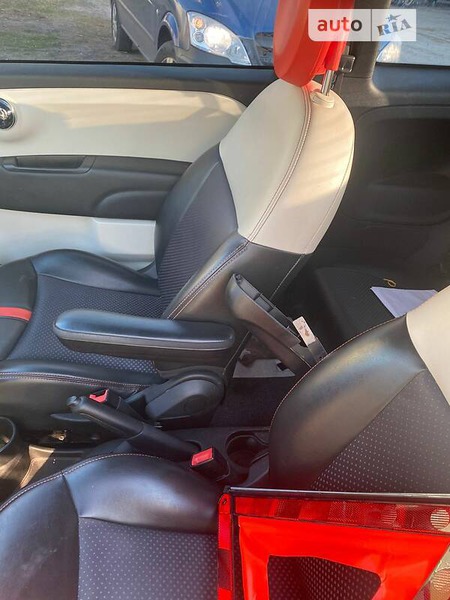 Fiat 500 2016  випуску Ужгород з двигуном 0 л електро хэтчбек  за 3900 долл. 