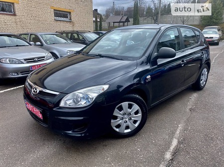 Hyundai i30 2008  випуску Рівне з двигуном 1.4 л бензин хэтчбек механіка за 5600 долл. 