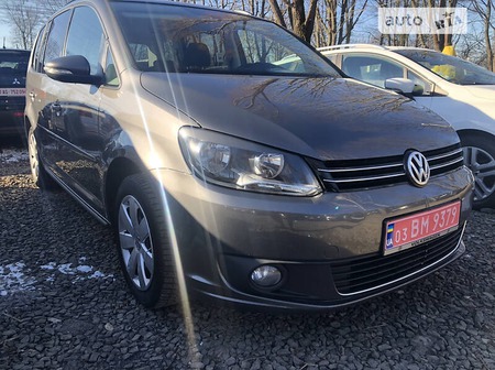 Volkswagen Touran 2010  випуску Луцьк з двигуном 2 л дизель мінівен автомат за 12600 долл. 