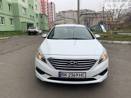 Hyundai Sonata 2016  випуску Рівне з двигуном 2.4 л бензин седан автомат за 10000 долл. 