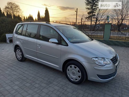 Volkswagen Touran 2008  випуску Львів з двигуном 1.6 л бензин мінівен механіка за 7299 долл. 