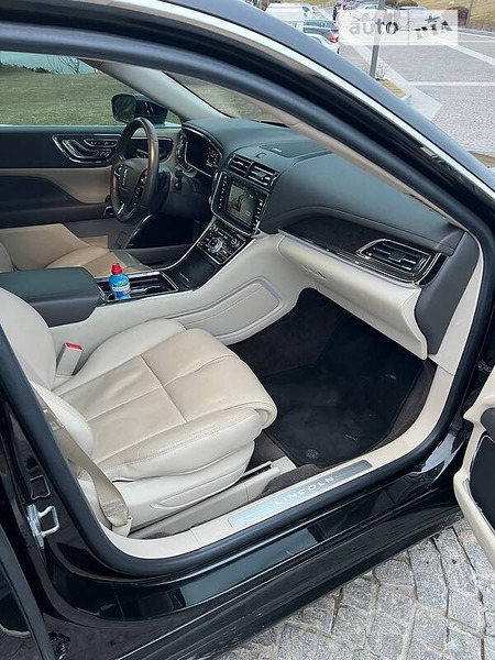 Lincoln Continental 2017  випуску Дніпро з двигуном 2.7 л бензин седан автомат за 28100 долл. 