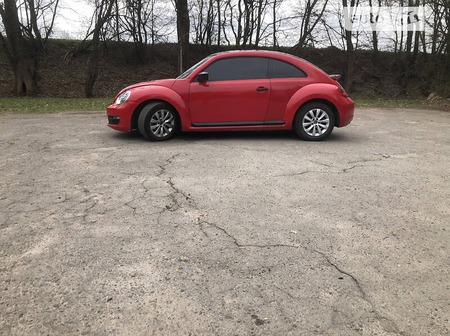 Volkswagen Beetle 2016  випуску Львів з двигуном 1.8 л бензин купе автомат за 10300 долл. 