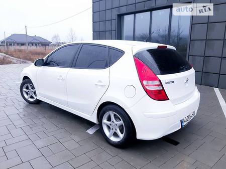 Hyundai i30 2011  випуску Ужгород з двигуном 1.4 л бензин хэтчбек механіка за 6750 долл. 