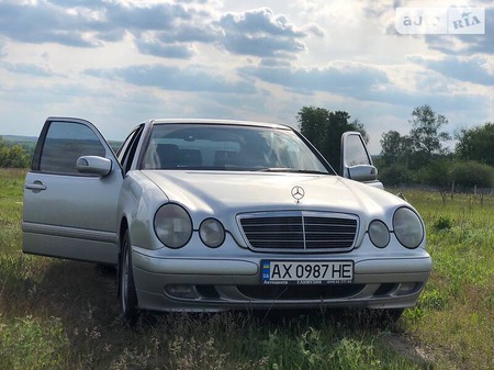 Mercedes-Benz E 200 2000  випуску Харків з двигуном 2 л  седан автомат за 5500 долл. 