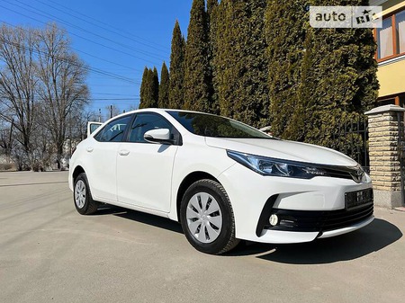 Toyota Corolla 2017  випуску Чернівці з двигуном 1.6 л бензин седан автомат за 12800 долл. 