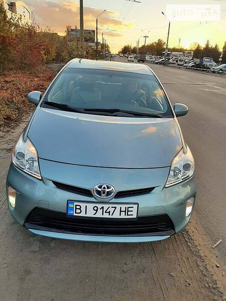 Toyota Prius 2013  випуску Полтава з двигуном 1.8 л гібрид седан автомат за 11400 долл. 