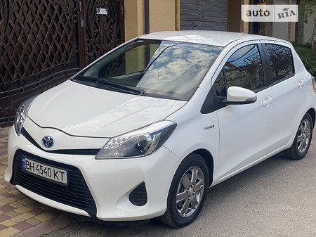 Toyota Yaris 2012  випуску Одеса з двигуном 1.5 л гібрид хэтчбек автомат за 9900 долл. 