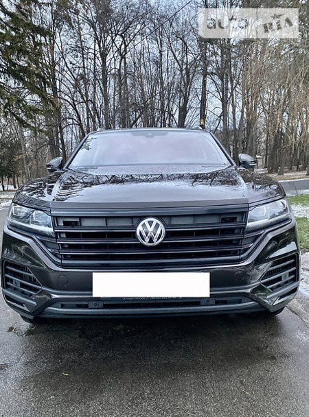 Volkswagen Touareg 2019  випуску Київ з двигуном 3 л бензин позашляховик автомат за 49700 долл. 