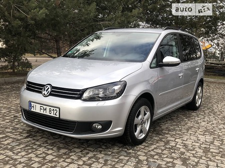 Volkswagen Touran 2014  випуску Львів з двигуном 2 л дизель мінівен автомат за 14700 долл. 