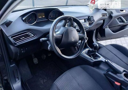 Peugeot 308 2014  випуску Івано-Франківськ з двигуном 1.6 л  хэтчбек механіка за 7850 долл. 