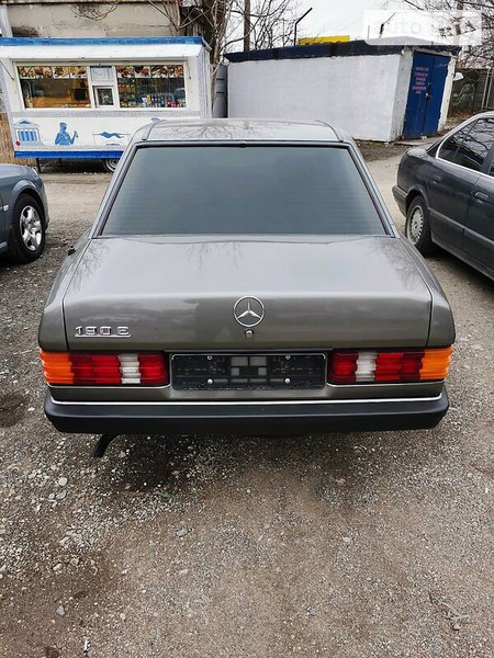 Mercedes-Benz 190 1984  випуску Дніпро з двигуном 2 л бензин седан механіка за 3500 долл. 