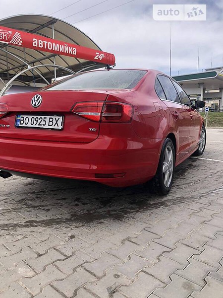 Volkswagen Jetta 2015  випуску Івано-Франківськ з двигуном 1.8 л бензин седан автомат за 11999 долл. 