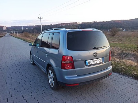 Volkswagen Touran 2008  випуску Львів з двигуном 0 л дизель мінівен автомат за 7700 долл. 