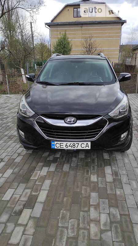 Hyundai Tucson 2015  випуску Чернівці з двигуном 2.4 л бензин позашляховик автомат за 13900 долл. 