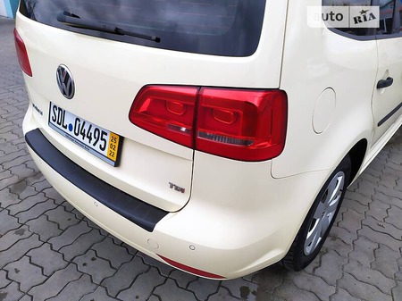Volkswagen Touran 2013  випуску Луцьк з двигуном 1.6 л дизель мінівен автомат за 8100 долл. 