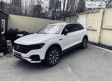 Volkswagen Touareg 2019  випуску Київ з двигуном 0 л бензин позашляховик автомат за 52900 долл. 