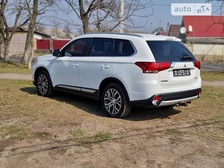 Mitsubishi Outlander 2015  випуску Черкаси з двигуном 3 л бензин позашляховик автомат за 18900 долл. 