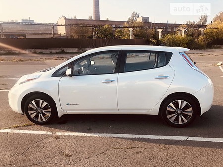 Nissan Leaf 2015  випуску Одеса з двигуном 0 л електро хэтчбек автомат за 12000 долл. 