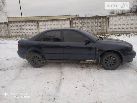 Audi A4 Limousine 1995  випуску Львів з двигуном 1.6 л  седан механіка за 2999 долл. 