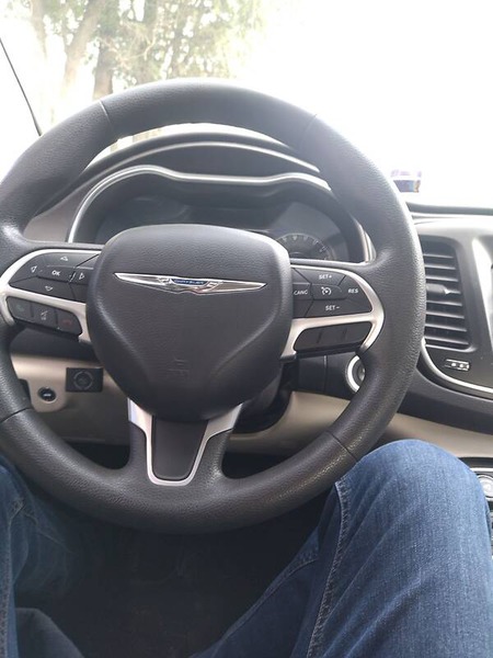 Chrysler 200 2016  випуску Черкаси з двигуном 2.4 л  седан автомат за 8600 долл. 