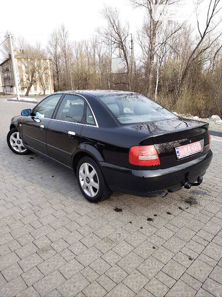 Audi A4 Limousine 1999  випуску Івано-Франківськ з двигуном 1.8 л бензин седан механіка за 4150 долл. 