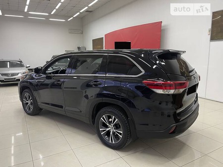 Toyota Highlander 2017  випуску Чернівці з двигуном 3.5 л бензин позашляховик автомат за 26800 долл. 