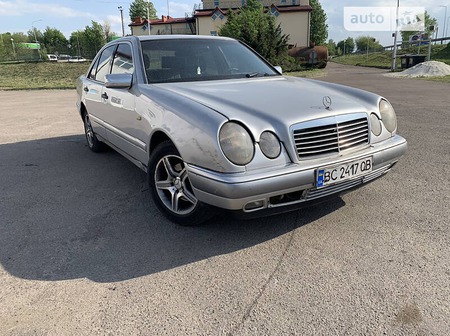 Mercedes-Benz E 220 1996  випуску Львів з двигуном 2.2 л дизель седан автомат за 2800 долл. 