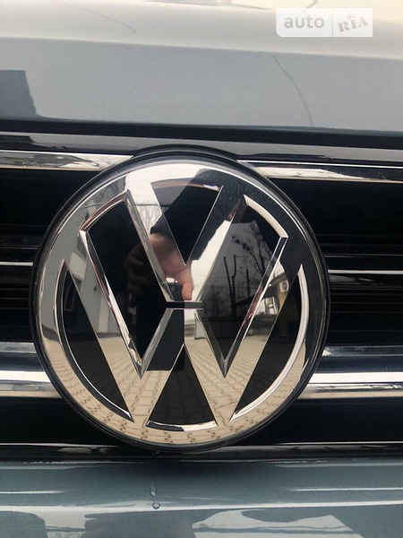 Volkswagen Tiguan 2020  випуску Чернівці з двигуном 2 л бензин позашляховик автомат за 29900 грн. 