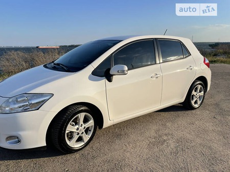 Toyota Auris 2011  випуску Миколаїв з двигуном 1.6 л  седан автомат за 10500 долл. 