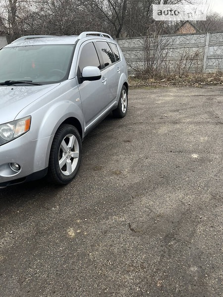 Mitsubishi Outlander XL 2007  випуску Черкаси з двигуном 2.4 л  позашляховик автомат за 9500 долл. 