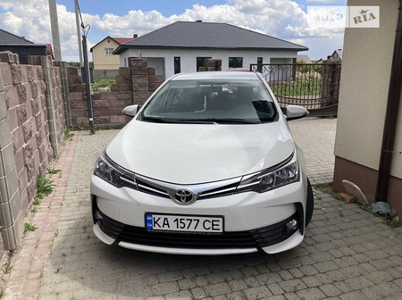 Toyota Corolla 2018  випуску Луцьк з двигуном 1.6 л бензин седан автомат за 15700 долл. 