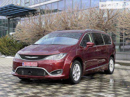 Chrysler Pacifica 2017  випуску Київ з двигуном 3.6 л  мінівен автомат за 26500 долл. 