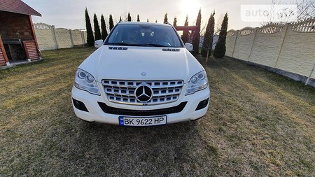 Mercedes-Benz ML 350 2011  випуску Рівне з двигуном 0 л дизель позашляховик автомат за 18600 долл. 