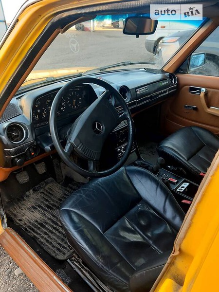 Mercedes-Benz E 240 1978  випуску Чернівці з двигуном 2.4 л дизель седан механіка за 1300 долл. 