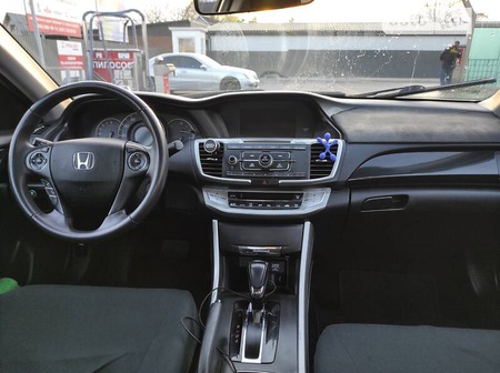 Honda Accord 2015  випуску Рівне з двигуном 2.4 л бензин седан автомат за 12700 долл. 