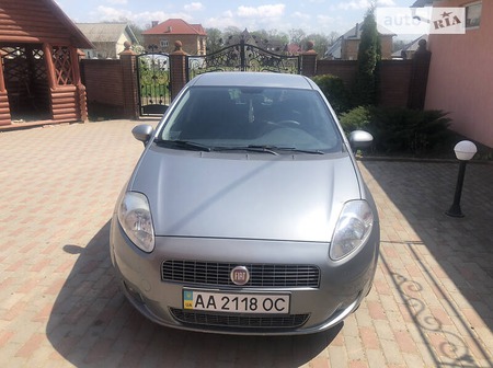 Fiat Grande Punto 2010  випуску Київ з двигуном 1.6 л бензин хэтчбек автомат за 4700 долл. 