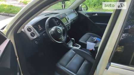 Volkswagen Tiguan 2010  випуску Чернігів з двигуном 2 л бензин позашляховик автомат за 10500 долл. 